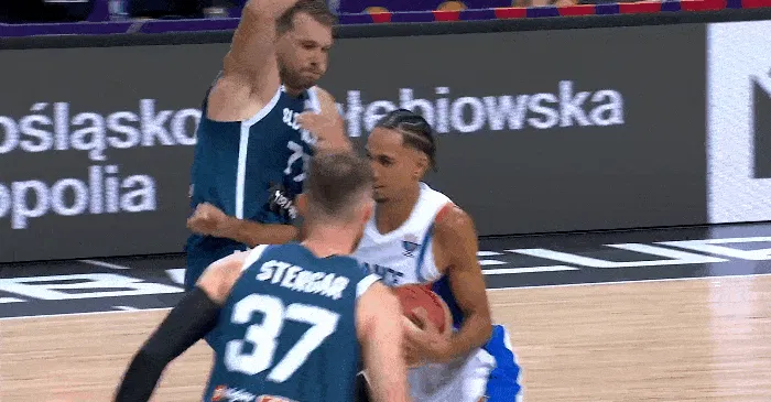 开云体育在线-天赋连线！里萨谢突破东契奇送出妙传，萨尔双手暴扣打成2+1