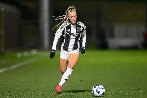 莱曼因带妆踢球频繁被网暴，母亲控诉：踢球化妆怎么了？